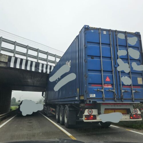 Tir si incastra sotto il sovrappasso di Valle San Bartolomeo