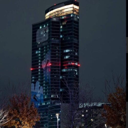 Palazzo Lombardia si tinge di arancione per la Giornata contro la violenza sulle donne