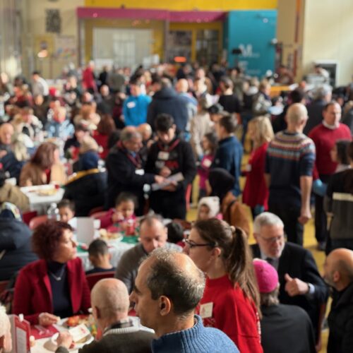In 200 a tavola al pranzo di Natale che fa sentire “a casa” chi non ha una casa o vive lontano dalla famiglia