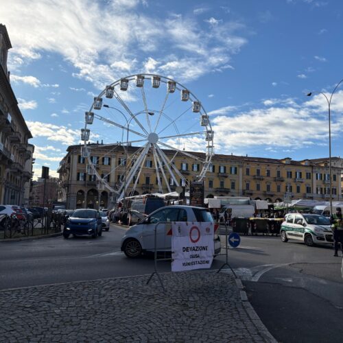 La ruota in piazza Garibaldi scansa in là il mercato e il traffico nel lunedì dell’antivigilia va in “tilt”