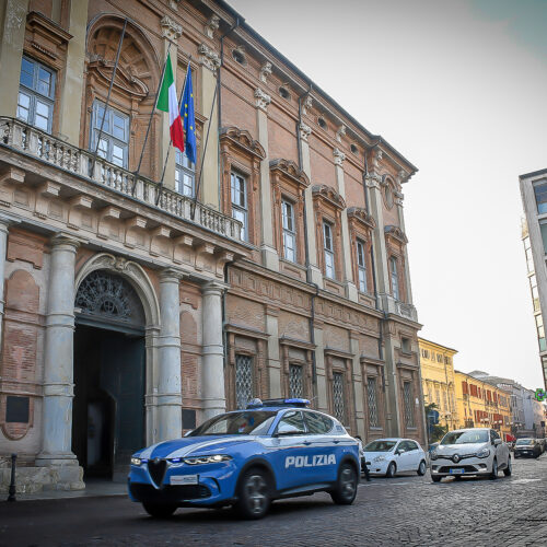 Due espulsi perché pericolosi: uno con precedenti per droga, l’altro abusò di pazienti fragili in una rsa