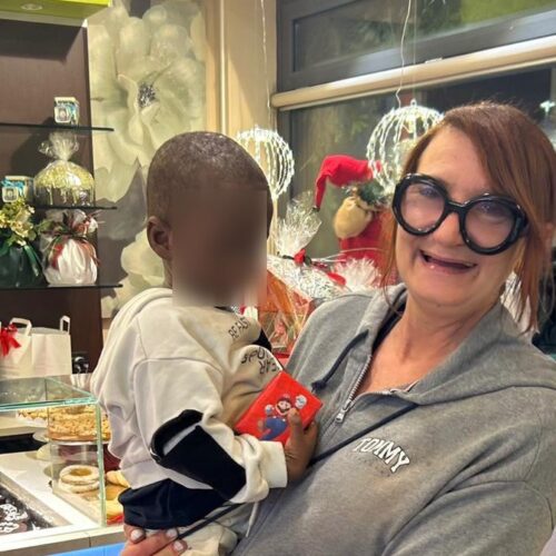 Esce di casa e vaga solo in strada a Pavia. Bimbo di 2 anni tratto in salvo da alcuni cittadini