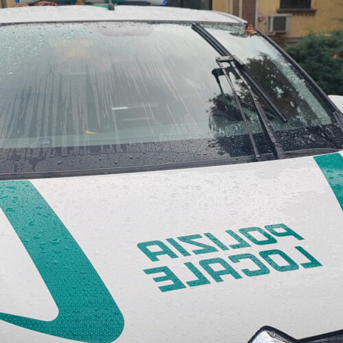 Sanzionato perché alla guida con lo smartphone: lui reagisce trascinando l’agente di Polizia locale