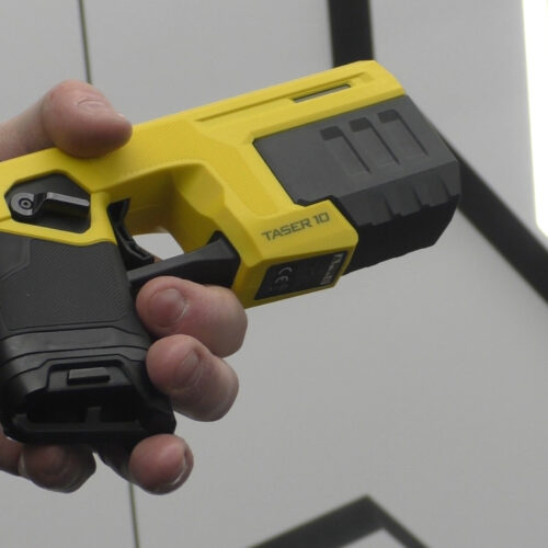 Taser alla Polizia Locale: i 90 secondi prima di estrarre l’arma saranno filmati contro il rischio abusi