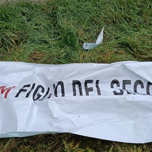 A Casale appare manifesto “Viva M figlio del secolo”. In poco tempo strappato e buttato
