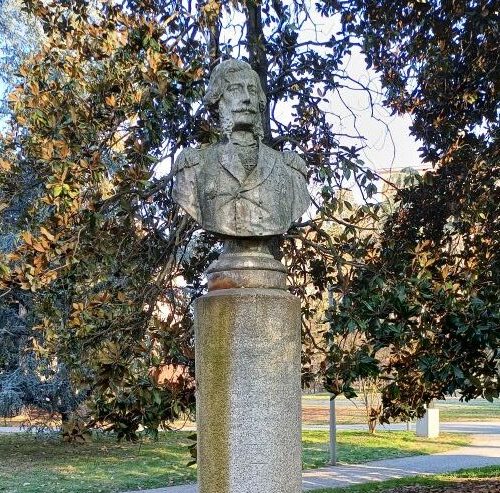 “Busti e monumenti ai giardini della stazione da ripulire”: l’appello di un alessandrino