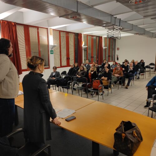 Scuola Villaggio Europa: ginnastica al coperto sui campi da padel per i bimbi da anni senza palestra
