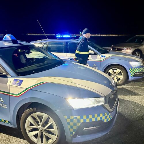 Per 10 km contromano con il tir sulla A26: bloccato dalla Polstrada a Vercelli