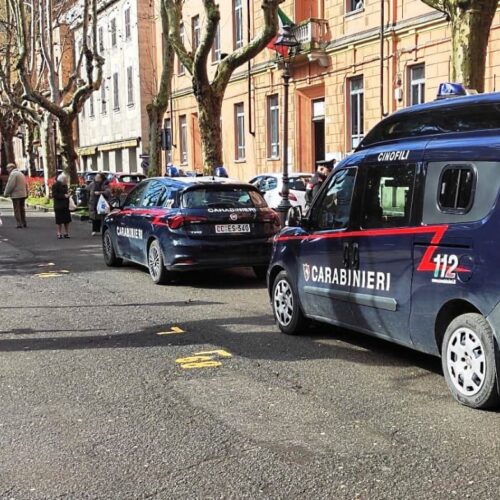 Scambio sospetto in centro a Novi: scoperto spacciatore con 36 dosi di cocaina in casa