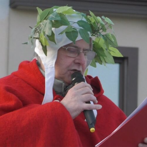 La businà di Carnevale schernisce il Vescovo, i candidati sindaci e le piste ciclabili