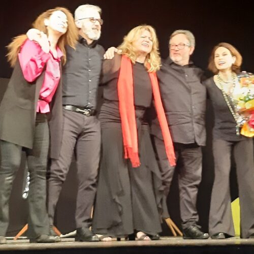 Il filo delle “Coincidenze parallele”. Recensione di “Mimì e il Califfo“ al Teatro Ambra