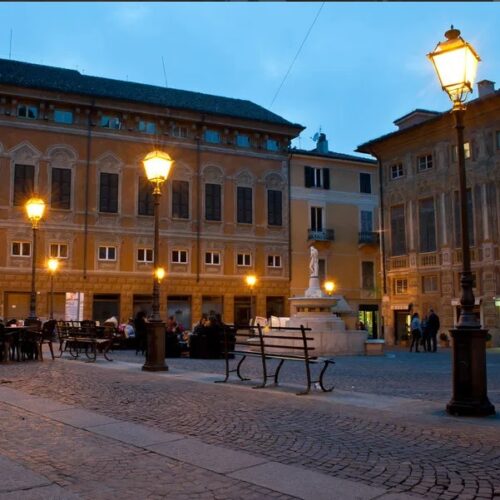 Il Movimento 5 Stelle di Novi punta il dito la rimozione dei vetri dalle lanterne storiche della città
