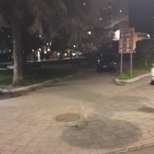 Il parcheggio selvaggio che finisce addirittura nel cuore della piazza