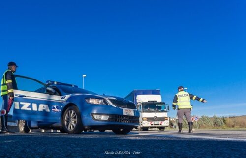 Stradale ferma camion a Pavia. Scoperto tachigrafo non omologato e sequestrate 400 uova