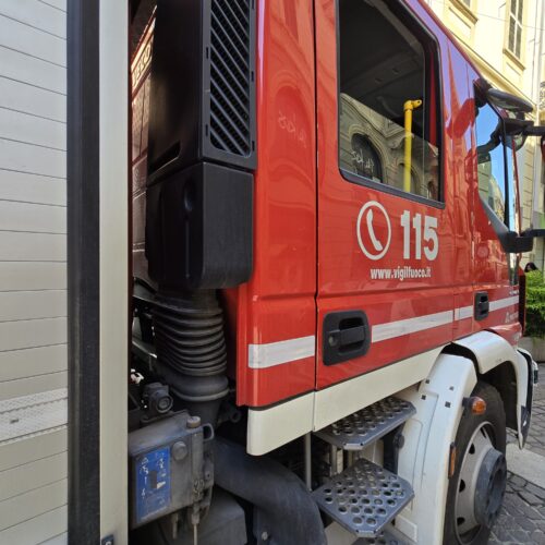 Incendio in un appartamento in via della Chiatta ad Alessandria. Vigili del Fuoco spengono le fiamme