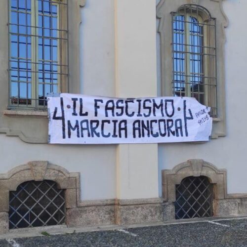 Striscione fascista a Pavia. Il sindaco: “C’è ancora chi sta dalla parte sbagliata”