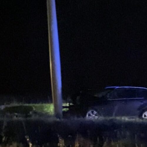 Auto fuori strada a Quattordio: palo pericolante e casello chiuso