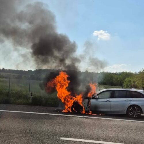 Si incendia auto sulla A26: traffico intenso verso Genova
