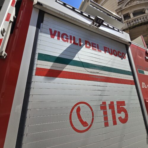 Incendio di una vettura in via della Santa ad Alessandria. Vigili del Fuoco sul posto