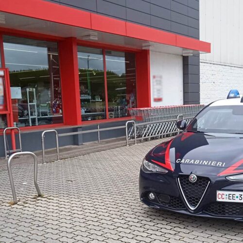 Distraevano e derubavano le vittime mentre caricavano la spesa: Carabinieri denunciano autori di 4 furti