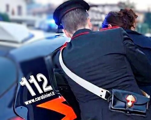 Aspetta la ex compagna fuori dal pub: le si rifugia in auto. Arrestato stalker