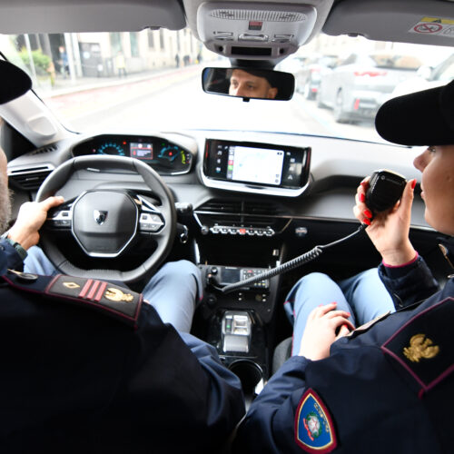 Sorpreso con confezioni di marijuana poi il goffo tentativo di liberarsi del resto: arrestato spacciatore