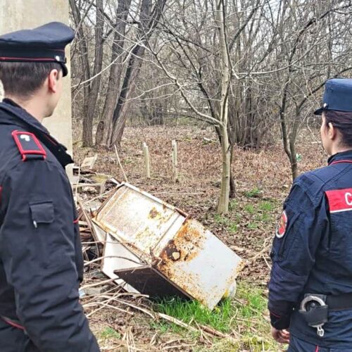 Carabinieri scoprono discarica abusiva. Tra i rifiuti anche amianto