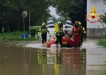Vigili del Fuoco salvano mamma e due bambini intrappolati dall’acqua del Po a Campospinoso