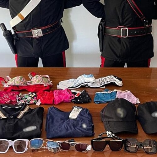 Borsa schermata per rubare all’Outlet: scoperto con abiti rubati per 2.300 euro