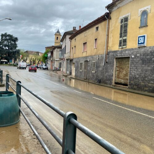Pale e carriole a Mirabello per liberarsi dell’ondata di acqua e fango