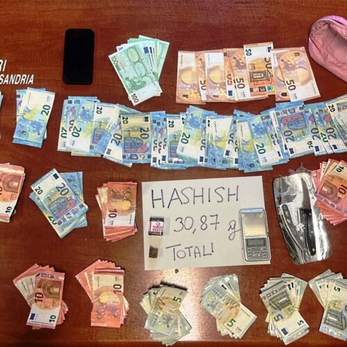 Hashish, bilancino e indizi interessanti: Carabinieri trovano spacciatore a Ovada