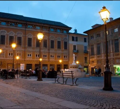 Novi Ligure si illumina di blu per la Giornata Mondiale del Parkinson