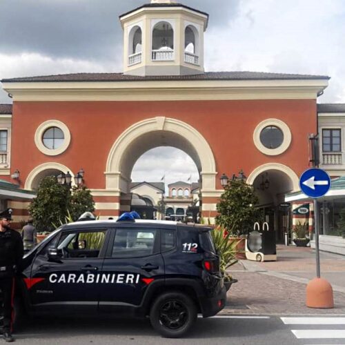 Fa incetta di capi di lusso all’Outlet ma viene bloccato dai Carabinieri