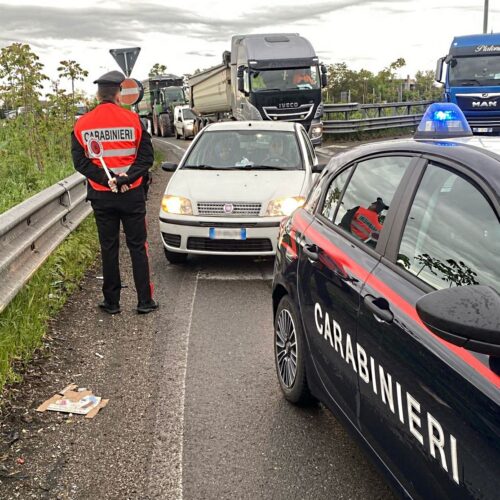 Tampona un’auto e prosegue senza prestare soccorso: si cerca il camionista