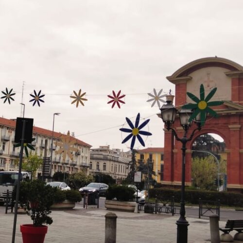 In via Dante spuntano i fiori, nel cielo