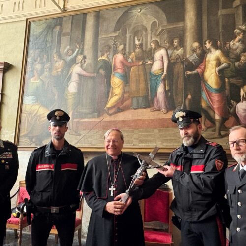 Crocifisso danneggiato e vilipeso: i Carabinieri si autotassano per restaurarlo e lo riconsegnano al Vescovo