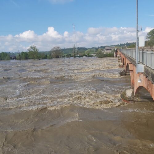 Il fiume Po questa mattina al ponte di ferro a Valenza