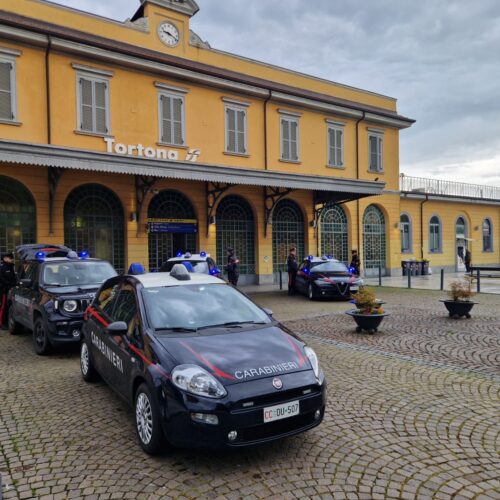 Per le vie della città con una katana in pugno: bloccato dai Carabinieri