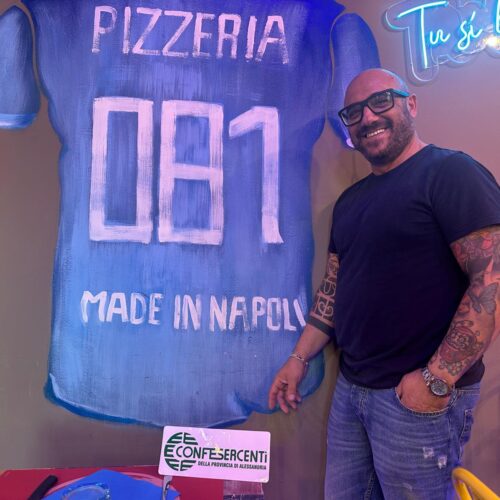“La pizzeria 081 esempio di fusione di culture”. Napoli in piazza Santo Stefano e la pizza anche per i senzatetto