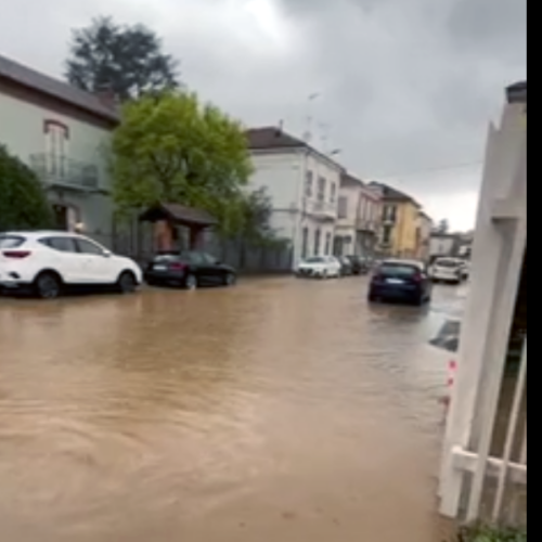 Valmadonna: allagata strada comunale. “Acqua esce dai tombini”