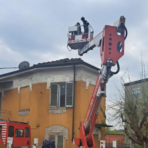 Antenna pericolante in via Vecchia Torino a Casale: rimossa dai Vigili del Fuoco
