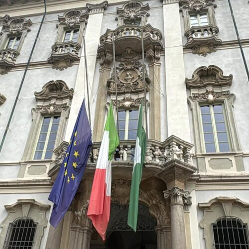 Bandiere a mezz’asta in Comune a Pavia per la scomparsa di Papa Francesco