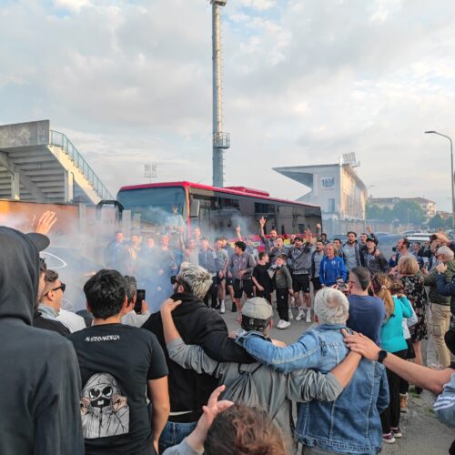 Fc Alessandria promossa in Eccellenza: la festa dei tifosi con la squadra davanti al locale di Geppo