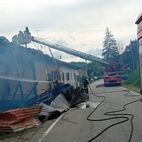 Incendio in una ex azienda agricola a Villamiroglio. Vigili del Fuoco spengono le fiamme