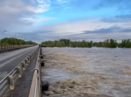 Il fiume Po al ponte di ferro a Valenza alle 19.30