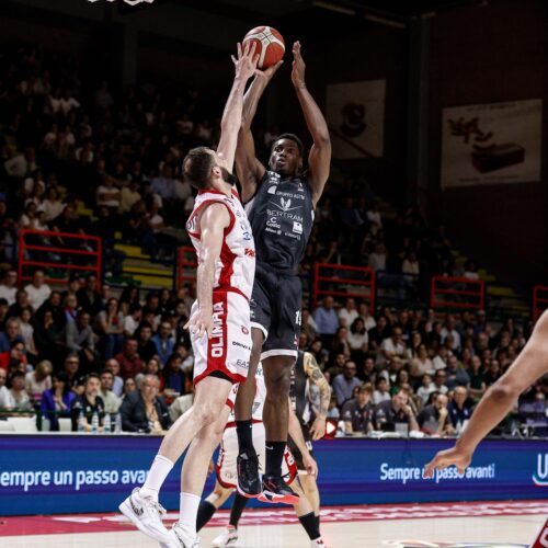 Bertram Derthona cade contro Milano, l’obiettivo playoff è quasi sfumato. Presidente Picchi: “Delusi”