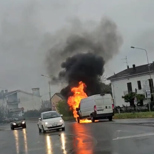 Furgone in fiamme a San Michele ad Alessandria