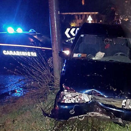 Fuori strada, poi contro una recinzione e sparisce. Questa mattina chiama i Carabinieri per spiegare