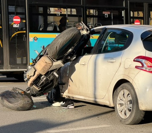 Scontro tra una moto e un’auto in piazza Matteotti ad Alessandria