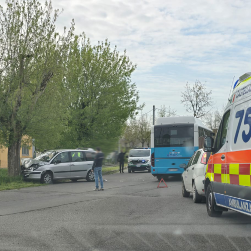 Auto contro un bus in via San Giovanni Bosco